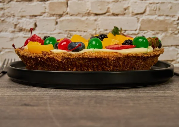 Fruitcake Met Aardbeien Bosbessen Kersen Perziken Zijaanzicht — Stockfoto