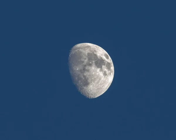 Eine Nahaufnahme Des Mondes Blauen Himmel — Stockfoto