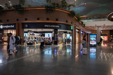 Modern İstanbul Havalimanı 'nın muhteşem mimarisi ve büyük alışveriş olanaklarıyla çekilmiş bir fotoğrafı.