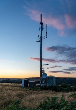 Kuzey York Moors 'taki Castleton ve Danby arasındaki bir tepede telekomünikasyon tesisi.
