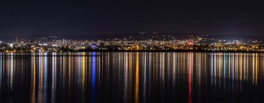 Bulgaristan 'ın Karadeniz kentinde renkli yansımalarla Varna kentinin panoramik gece görüntüsü