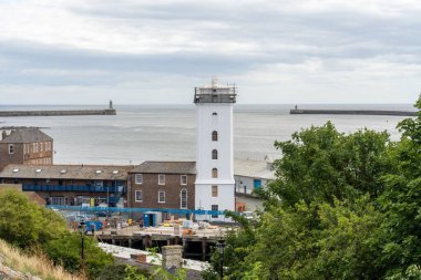 North Shields, İngiltere 'deki Fish Quay' deki Low Light. Tyne Nehri 'nin ağzındaki iki rıhtımla birlikte kullanımdan kaldırılmış bir ışık..