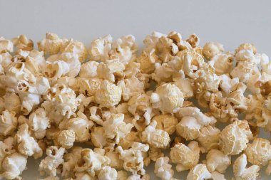 Masadaki patlamış mısır.