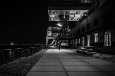 Geceleri Kranhouse 'da Ren Nehri' nin yanındaki Köln 'e bakın.