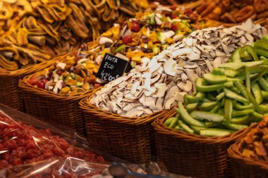 Barcelona 'daki Boqueria pazarında (İspanya) avokado, hindistan cevizi ve diğer dilimlenmiş meyveler).