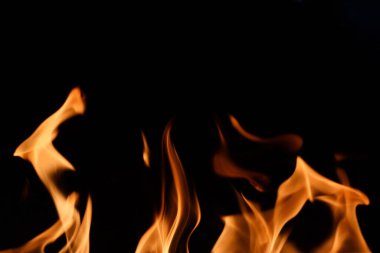 Alev alev yanan kırmızı turuncu doku izole edilmiş açık hava şenlik ateşi koyu arkaplan