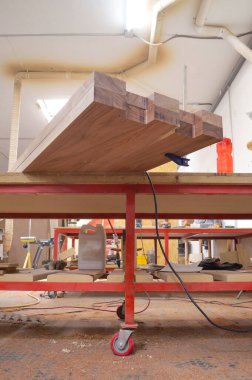 Marangozluk masasında yakın plan kesilmiş bir odun.