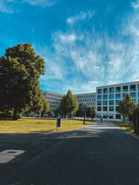 Almanya 'nın Frankfurt kentindeki Goethe Üniversitesi' nin günışığının dikey görüntüsü.