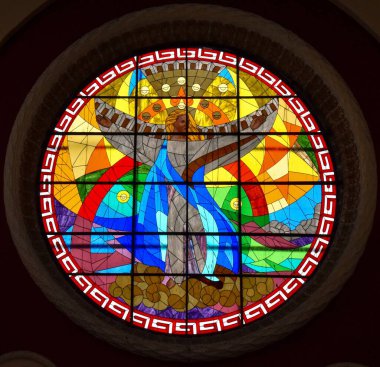 Geniş kollu açık bir karaktere sahip daire içine alınmış cam bir pencere.