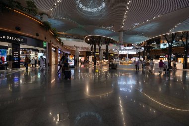 Modern İstanbul Havalimanı 'nın muhteşem mimarisi ve büyük alışveriş olanaklarıyla çekilmiş bir fotoğrafı.