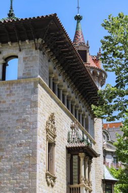 İspanya 'nın Barcelona kentindeki eski tarihi ve otantik bir binanın dikey görüntüsü