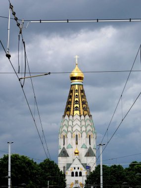 Leipzig, Saksonya, Almanya, 5-21-2022, tramvay hatları arasında Rus Ortodoks Kilisesi
