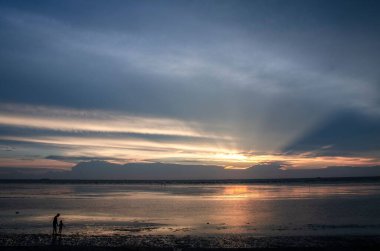 Gün batımındaki güzel deniz manzarası.