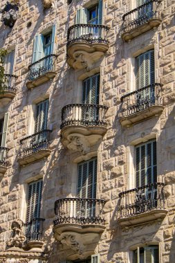 İspanya, Barselona 'da balkonlu kayalardan yapılmış bir cephenin dikey görüntüsü.