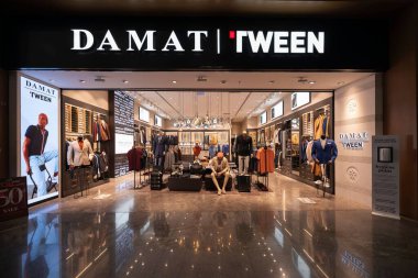 Modern İstanbul Havalimanı 'nın muhteşem mimarisi ve büyük alışveriş olanaklarıyla çekilmiş bir fotoğrafı.