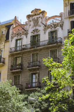 İspanya 'nın Barcelona kentindeki tipik bir Eixample binasının yan görünüşünün yatay fotoğrafı