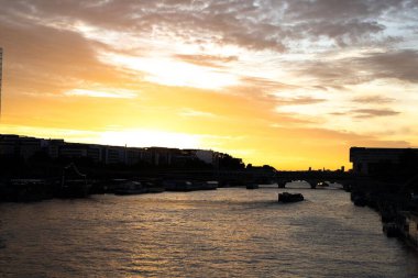 Bir yaz günü Paris, Fransa 'da tipik bir tekneyle Seine nehrinde gün batımının yatay fotoğrafı.