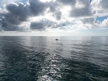 Güneş doğduktan kısa bir süre sonra denize açılacak bir gemi.