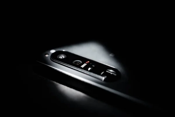 Eine Smartphone Kamera Mit Taschenlampe Auf Schwarzem Hintergrund — Stockfoto