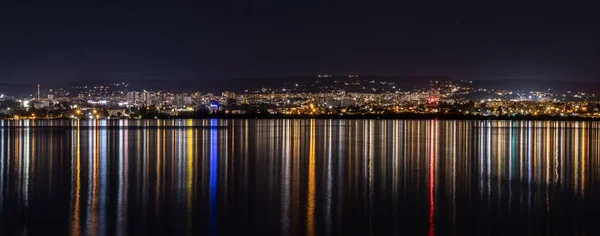 Una Vista Panorámica Nocturna Ciudad Varna Con Reflejos Colores Mar — Foto de Stock