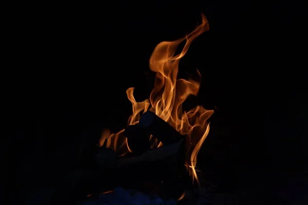 火焰熊熊燃烧红色黄色橙色纹理隔离户外篝火细节深色背景 — 图库照片