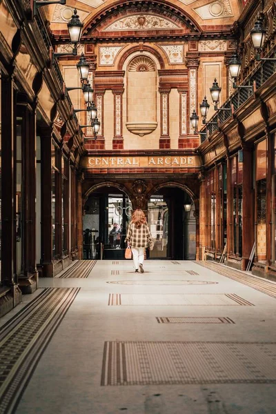 Plano Vertical Una Mujer Caminando Edificio Bellamente Ornamentado Middlesbrough Reino — Foto de Stock
