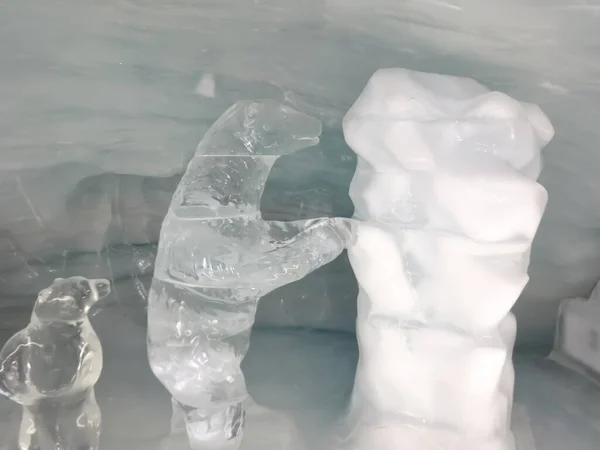 ヨーロッパで展示用に作られたホッキョクグマなどの動物の氷像の写真 氷や雪で作られた像は ヨーロッパやアメリカで毎年作られています — ストック写真