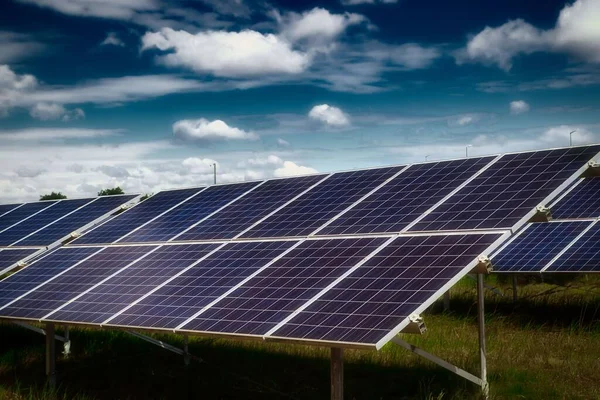 Painel Solar Campo Sob Céu Nublado — Fotografia de Stock