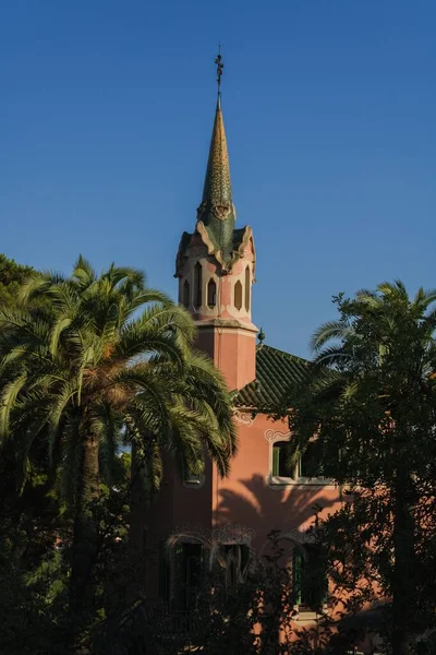 Függőleges Lövés Egy Harangtorony Park Güell Barcelona Spanyolország Pálmafák Elülső — Stock Fotó