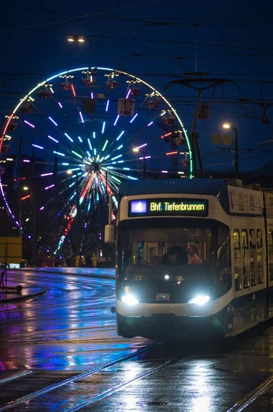 Eine Vertikale Aufnahme Einer Straßenbahn Mit Riesenrad Hintergrund Einer Regnerischen — Stockfoto