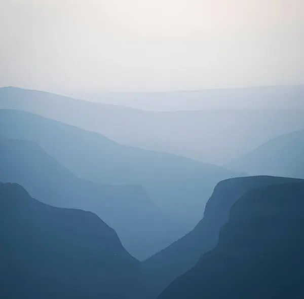 Eine Landschaft Aus Silhouetten Felsiger Berge Abend Perfekt Für Tapeten — Stockfoto