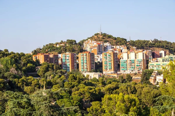 Spanya Barselona Park Guell Yakınlarındaki Ağaçlarla Kaplı Bir Tepedeki Binaların — Stok fotoğraf