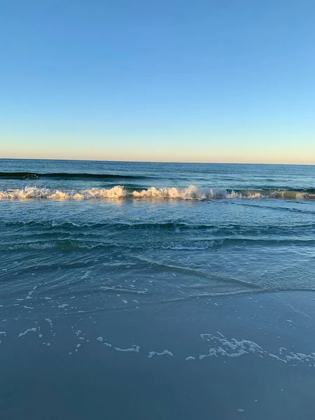 Plan Vertical Des Vagues Mer Sur Fond Bluesky — Photo