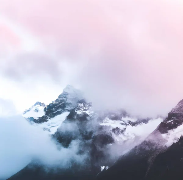 Eine Landschaft Aus Felsigen Bergen Bedeckt Von Wolken Und Schnee — Stockfoto