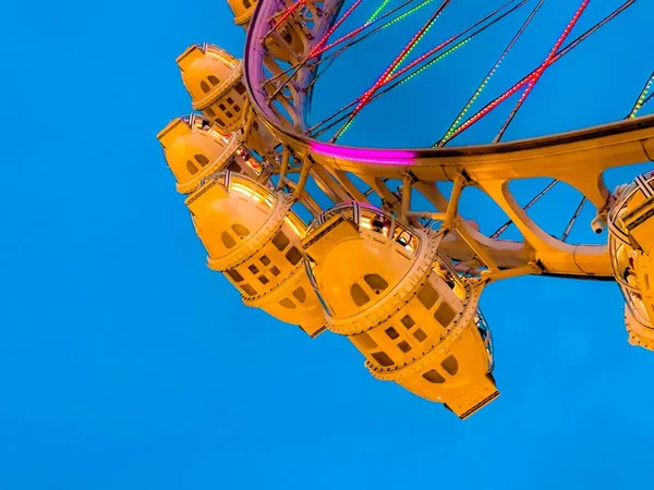 Der Flache Blick Auf Die Gelben Karussellkabinen Des Freizeitparks Unter — Stockfoto