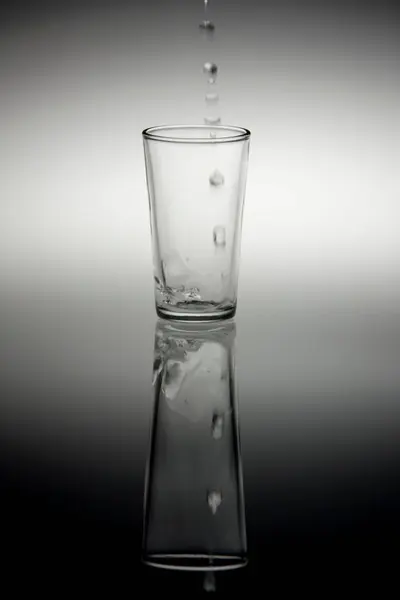 Wasser Oder Spirituosen Ein Kleines Schnapsglas Gießen — Stockfoto