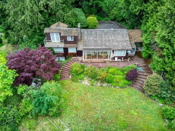 Het Prachtige Huis Omgeven Door Groene Vegetatie Vancouver Canada — Stockfoto