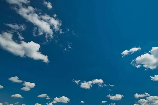 Yazın Çok Güzel Bulutlu Mavi Gökyüzü — Stok fotoğraf