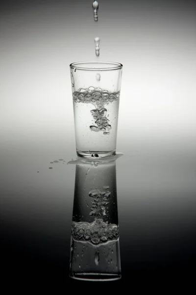Water Sterke Drank Een Klein Borrelglaasje Gieten — Stockfoto