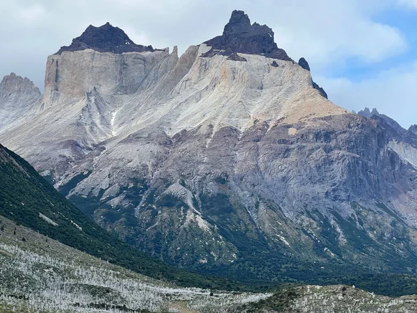 青空を背景にした岩山の絶景 — ストック写真