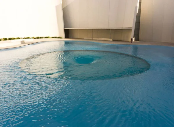 Une Piscine Bleue Extérieur Avec Lumière Soleil Sur Côté Droit — Photo