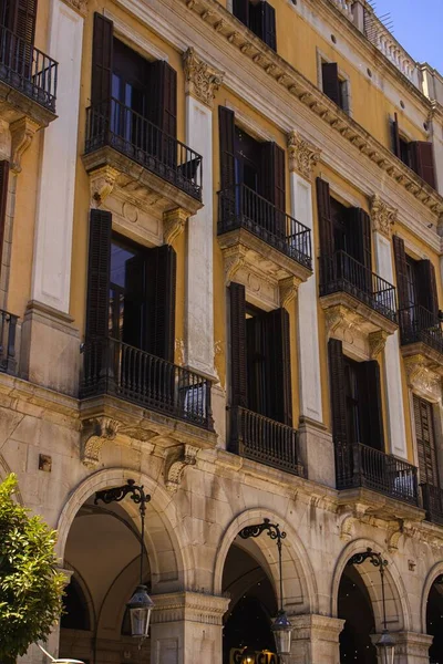 스페인 바르셀로나의 측면에서 전형적 타니아 건물의 정면의 — 스톡 사진