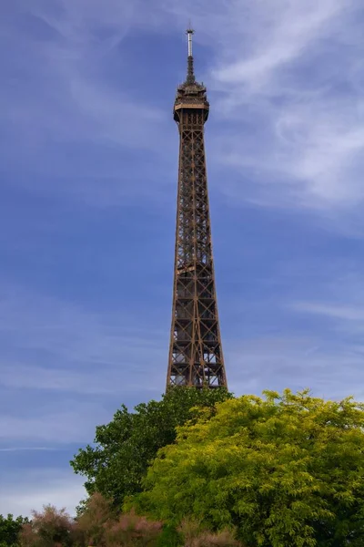 Fotografía Vertical Torre Eiffel Con Parte Inferior Oculta Por Los — Foto de Stock