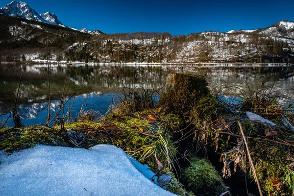 Eine Schöne Aufnahme Eines Sees Winter Mit Dem Spiegelbild Von — Stockfoto