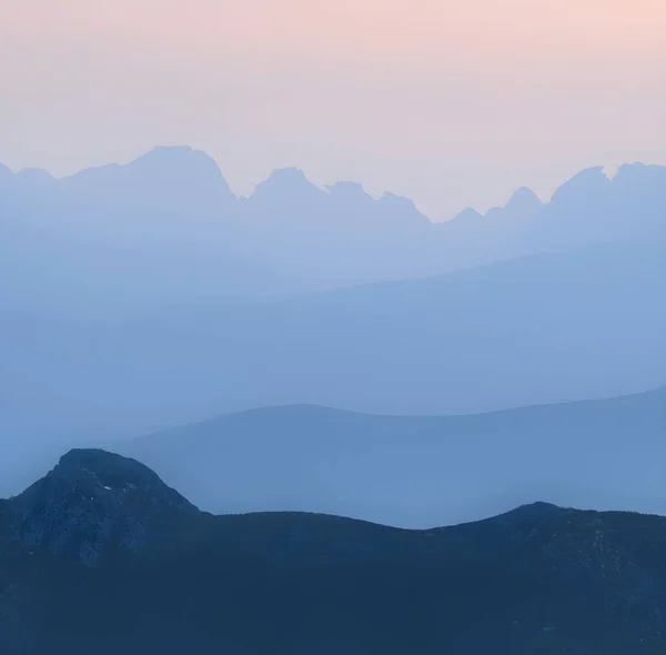 夕方には岩の多い山々のシルエットの風景 壁紙に最適 — ストック写真