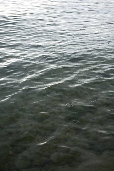 Поверхня Озера Севан Показана Дощовими Краплями Падають Нього — стокове фото