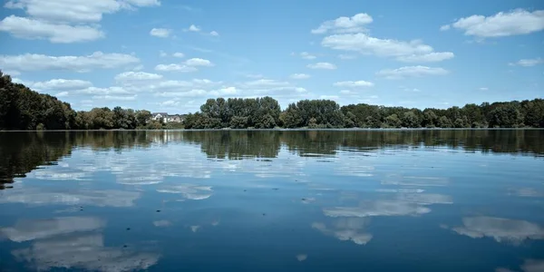 Ландшафтный Вид Озеро Окруженное Деревьями Отражением Облачного Неба — стоковое фото