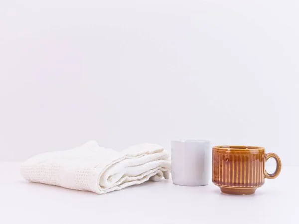 Terrakottatasse Und Weißes Küchentuch Auf Weißem Tisch Mit Kopierraum — Stockfoto