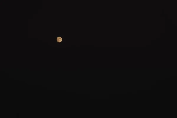 Lua Solitária Super Lua Cheia Céu Contra Fundo Céu Negro — Fotografia de Stock
