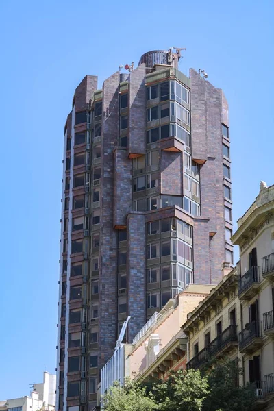 Foto Vertical Una Torre Alta Barcelona España Que Contrasta Ciudad —  Fotos de Stock